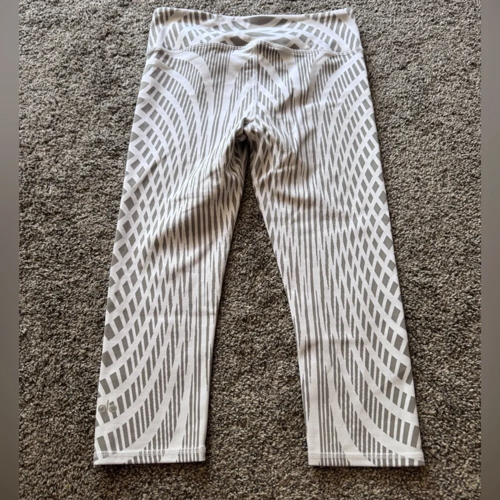 ALO Yoga Gray and White Patterned Cropped Leggings - Picture 4 of 7